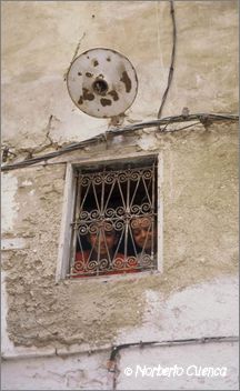 062marruecos 2003-fes-jovenes en ventana